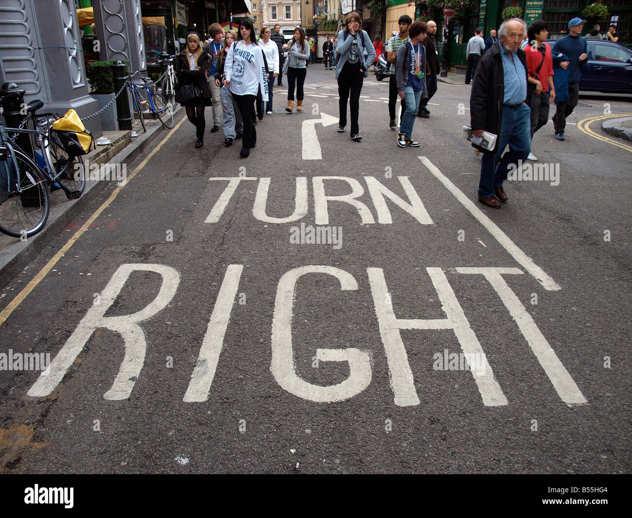 Girare a destra cartello sulla strada con raccolta di media londinesi London REGNO UNITO Foto Stock