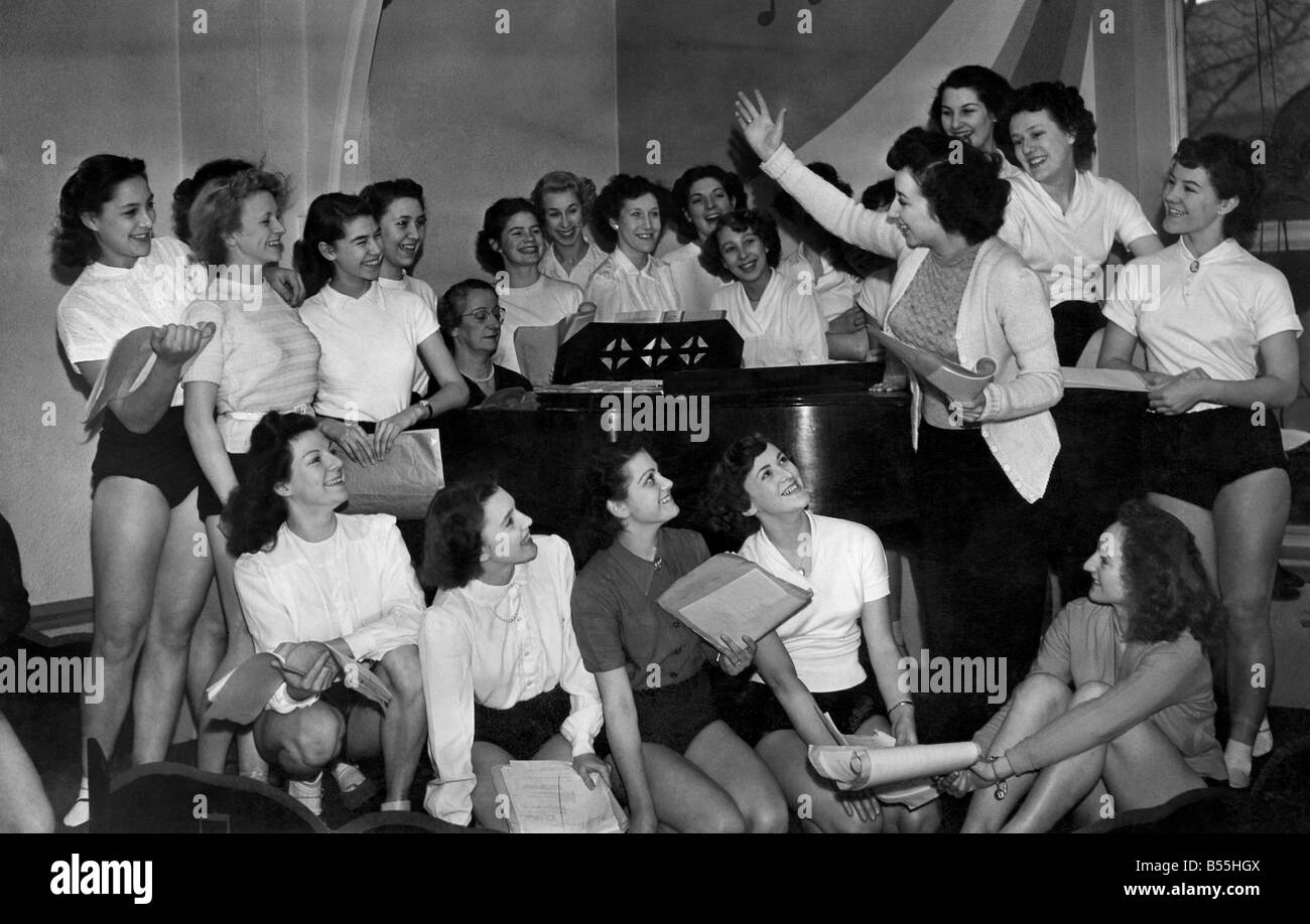 Le ragazze del timone: Sylvia Blake il balletto mistress ripassando il timone di ragazze che vengono a comparire nel panto. Dicembre 1951 P012450 Foto Stock