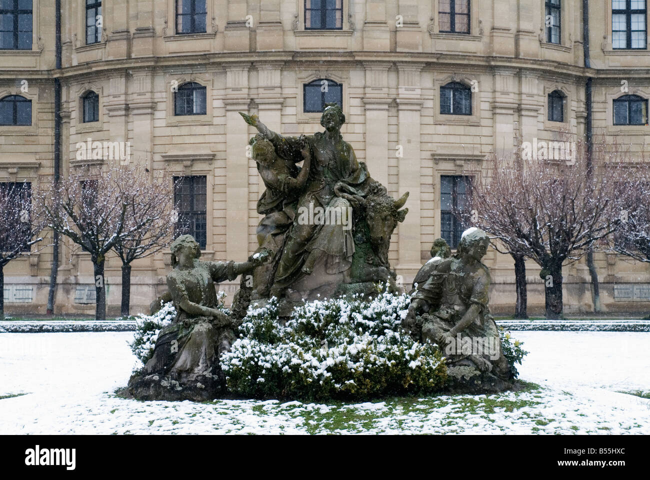 Scultura nel parco della Residenz di Wuerzburg con neve Baviera Germania Foto Stock