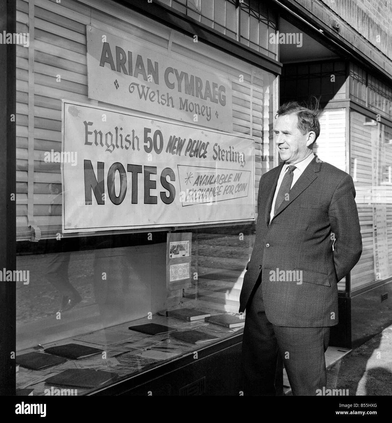 Finanza: Denaro. La Zecca privata di Richard Williams è stata girare fuori migliaia di dieci note scellino ieri (VEN). E nella finestra anteriore di un ex Co-op shop a Deganwy, il Galles del Nord, dove le note vengono stampate, un avviso proclamato: "Inglese 50 nuovi pence sterlina note disponibili in cambio di monete.' Novembre 1969 Z12029 Foto Stock