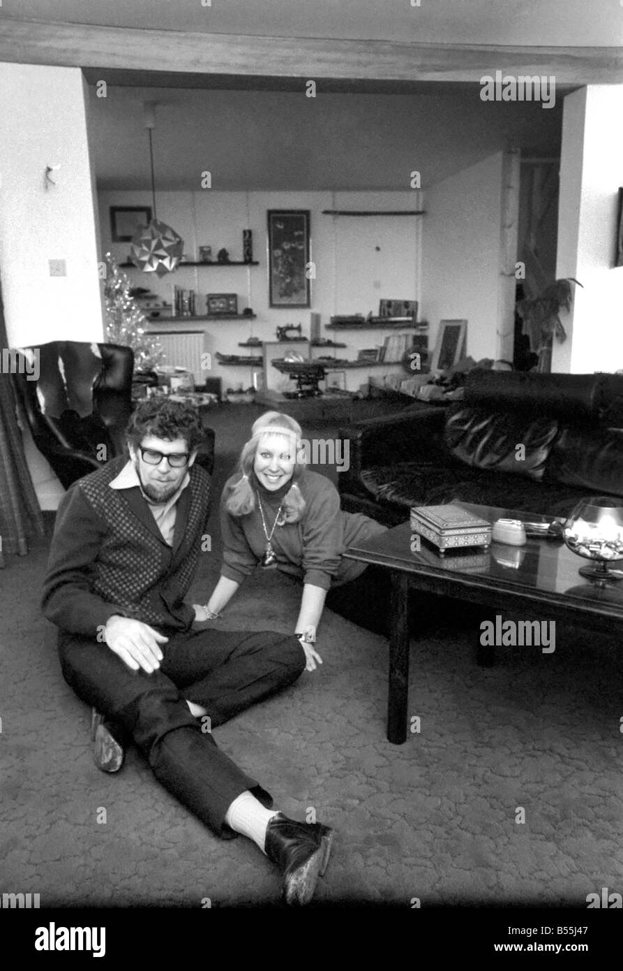 Il cantante Rolf Harris che vive in Sydenham, Kent, ha comprato la casa adiacente la propria terrazza moderna. Egli avrebbe deciso come Foto Stock