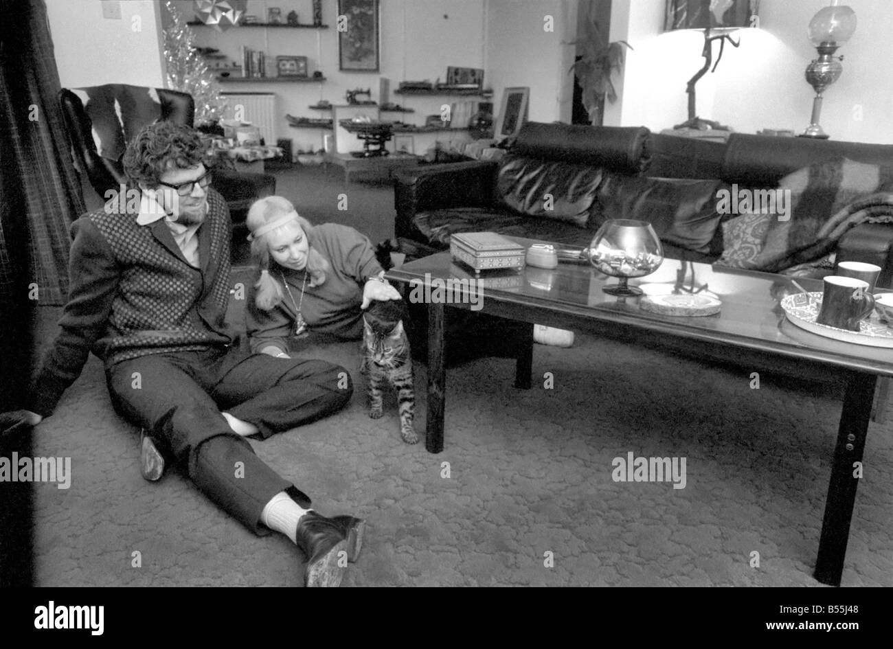 Il cantante Rolf Harris che vive in Sydenham, Kent, ha comprato la casa adiacente la propria terrazza moderna. Egli avrebbe deciso come Foto Stock