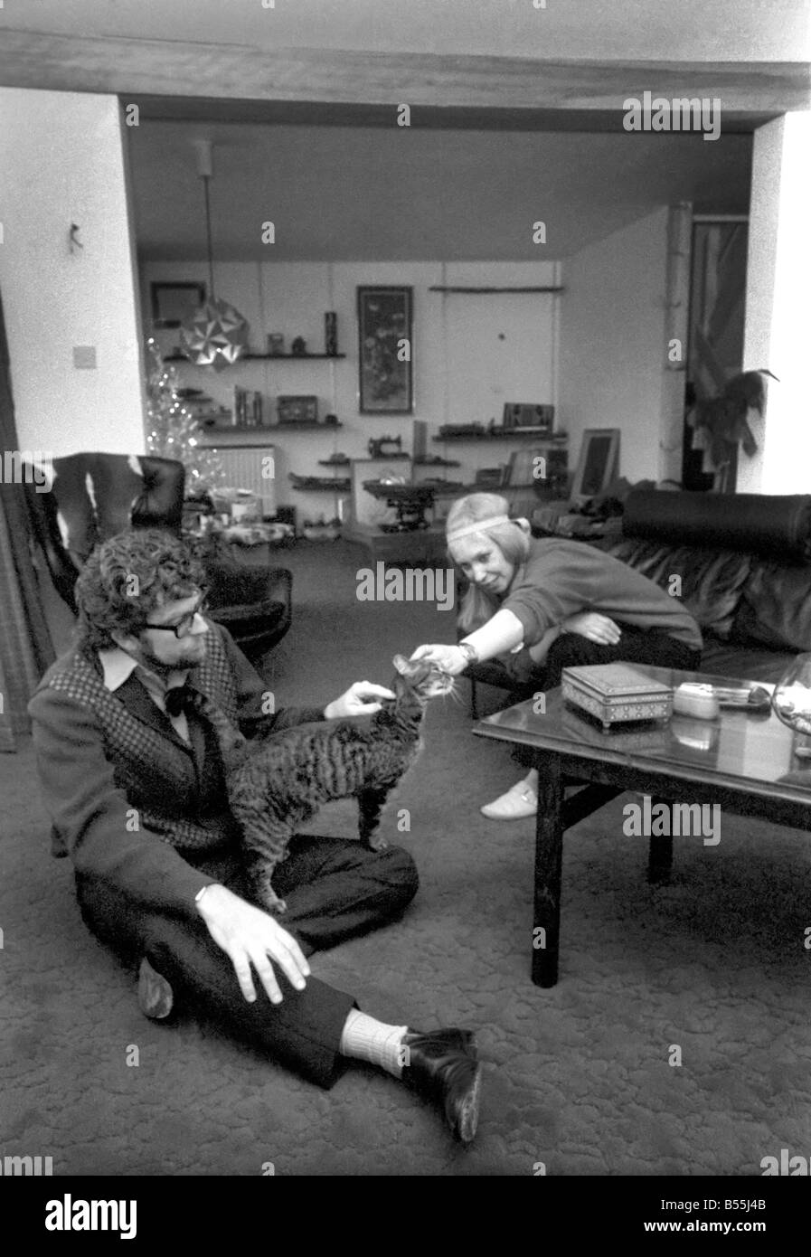 Il cantante Rolf Harris che vive in Sydenham, Kent, ha comprato la casa adiacente la propria terrazza moderna. Egli avrebbe deciso come Foto Stock