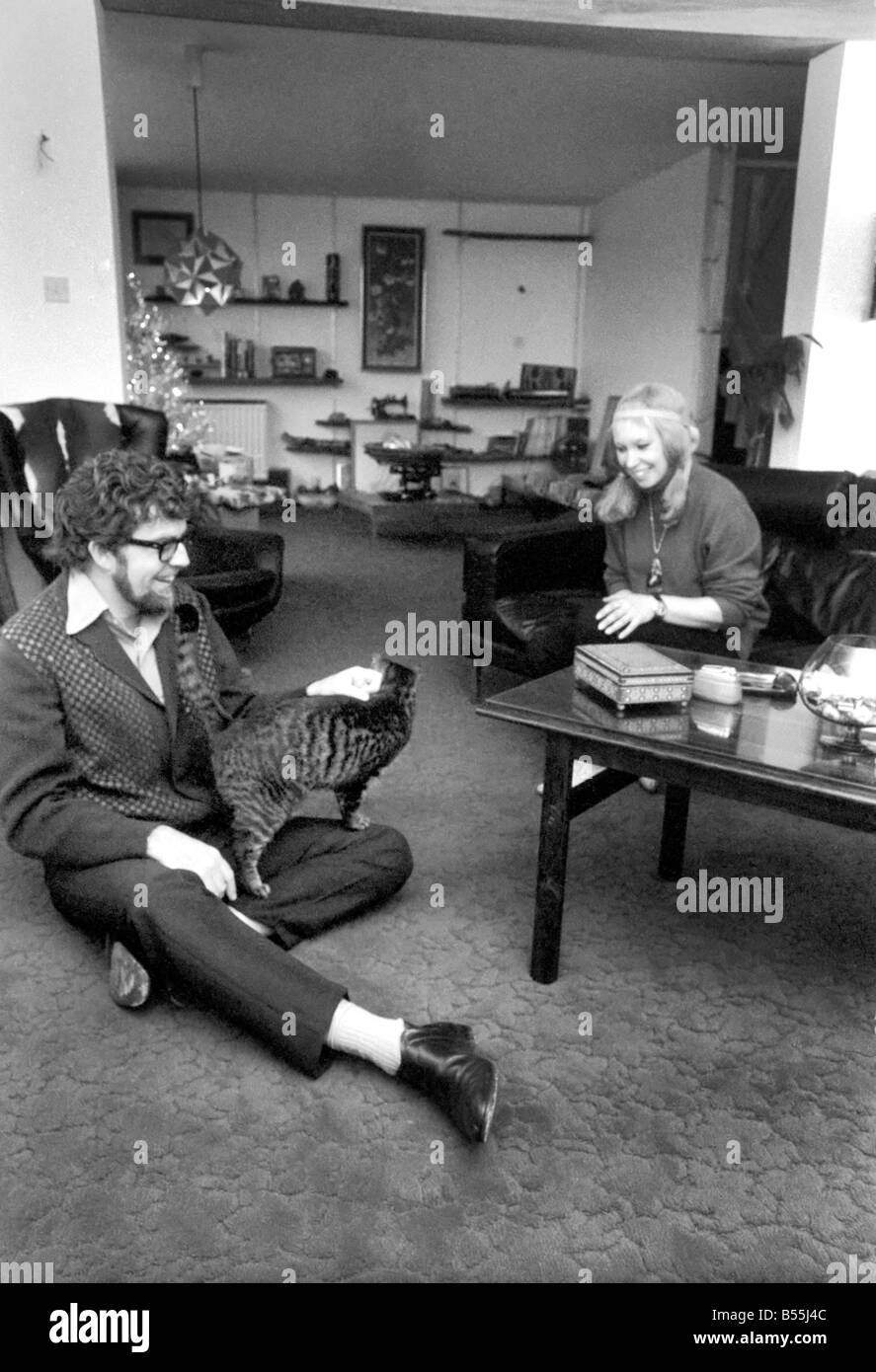 Il cantante Rolf Harris che vive in Sydenham, Kent, ha comprato la casa adiacente la propria terrazza moderna. Egli avrebbe deciso come Foto Stock