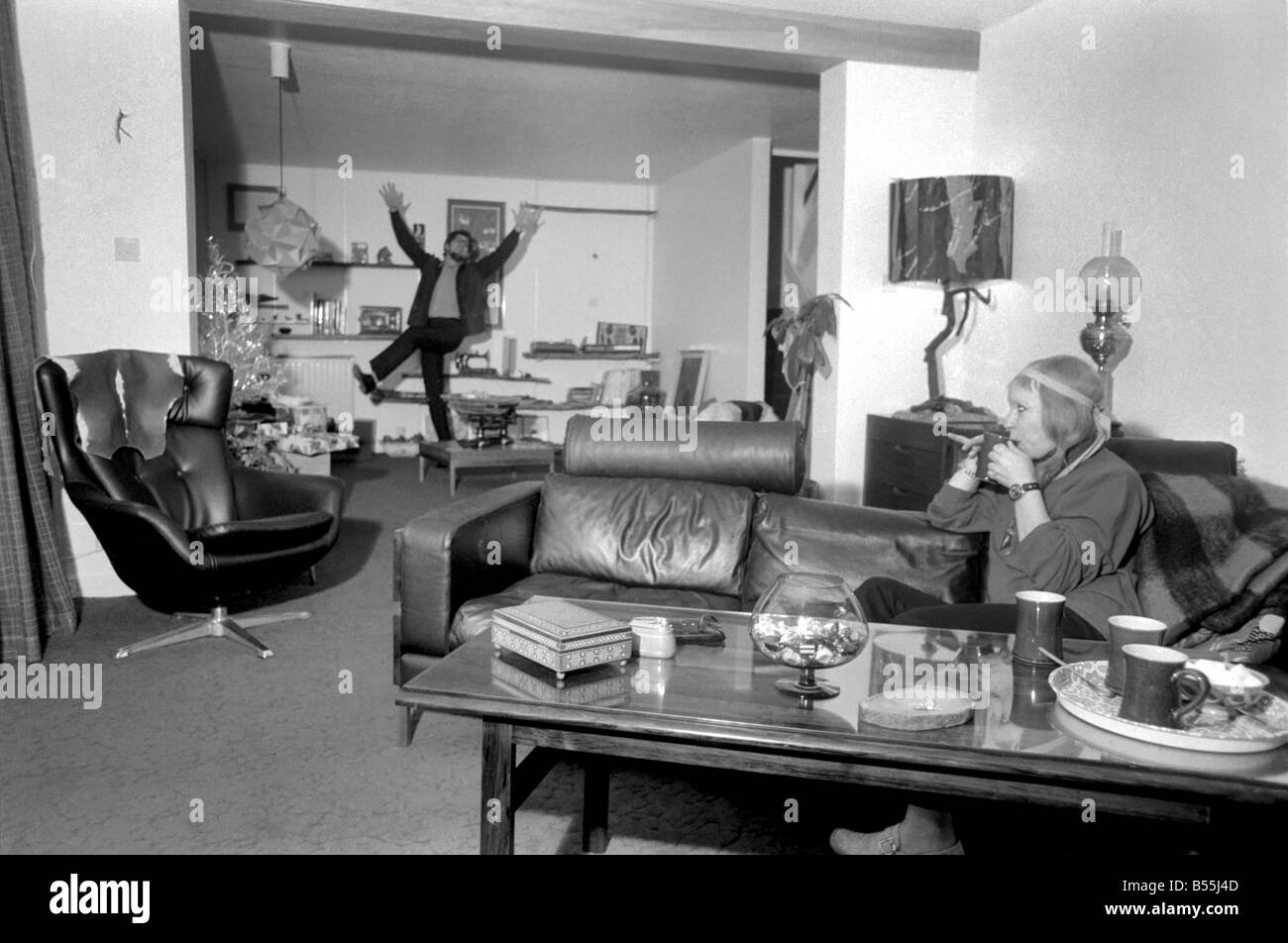 Il cantante Rolf Harris che vive in Sydenham, Kent, ha comprato la casa adiacente la propria terrazza moderna. Egli avrebbe deciso come Foto Stock