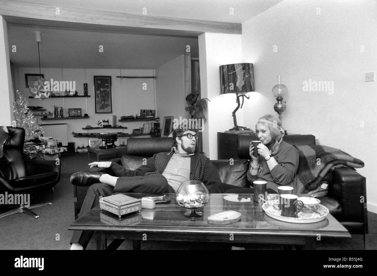 Il cantante Rolf Harris che vive in Sydenham, Kent, ha comprato la casa adiacente la propria terrazza moderna. Egli avrebbe deciso come Foto Stock