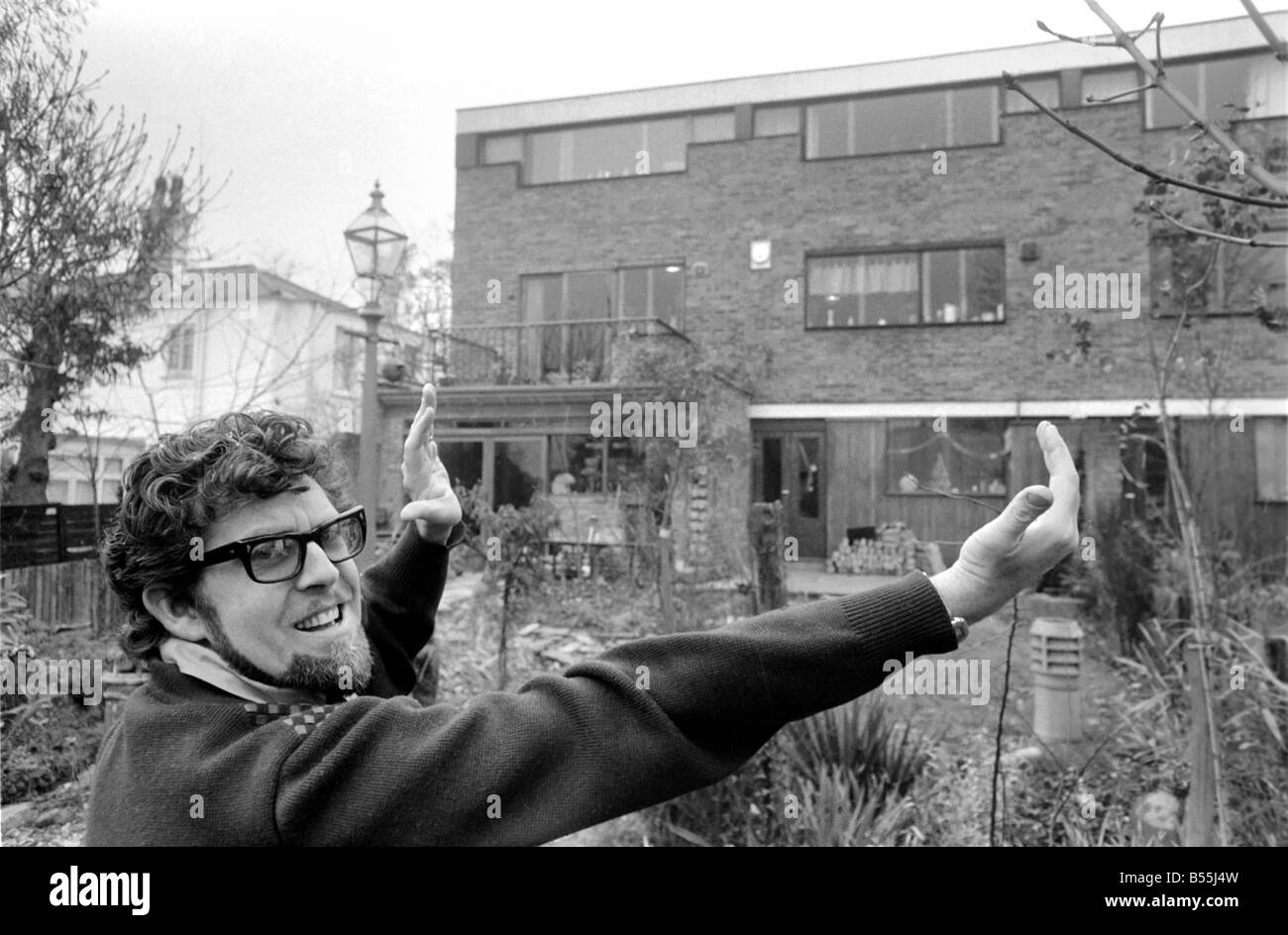 Il cantante Rolf Harris che vive in Sydenham, Kent, ha comprato la casa adiacente la propria terrazza moderna. Egli avrebbe deciso come Foto Stock