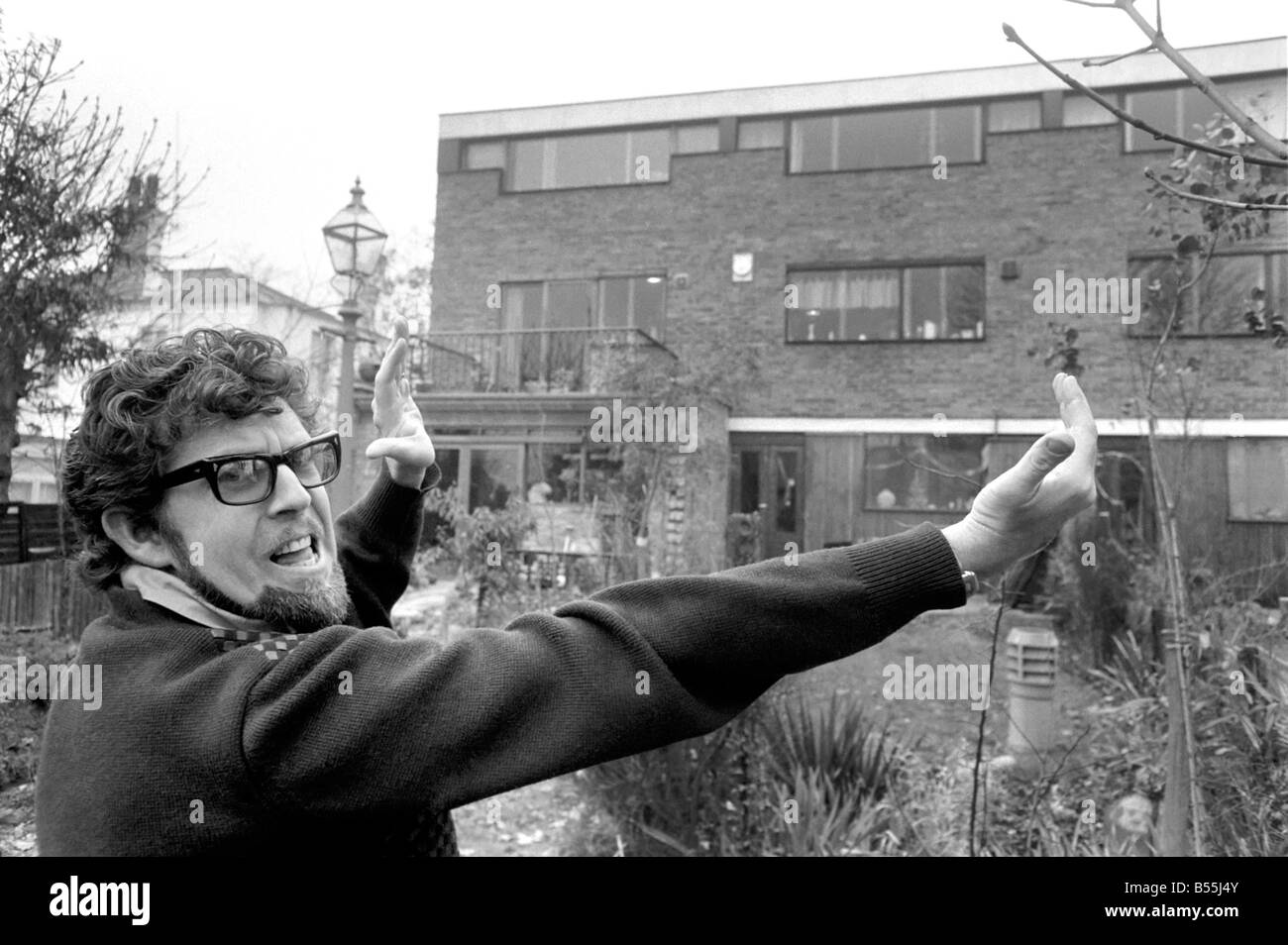 Il cantante Rolf Harris che vive in Sydenham, Kent, ha comprato la casa adiacente la propria terrazza moderna. Egli avrebbe deciso come Foto Stock