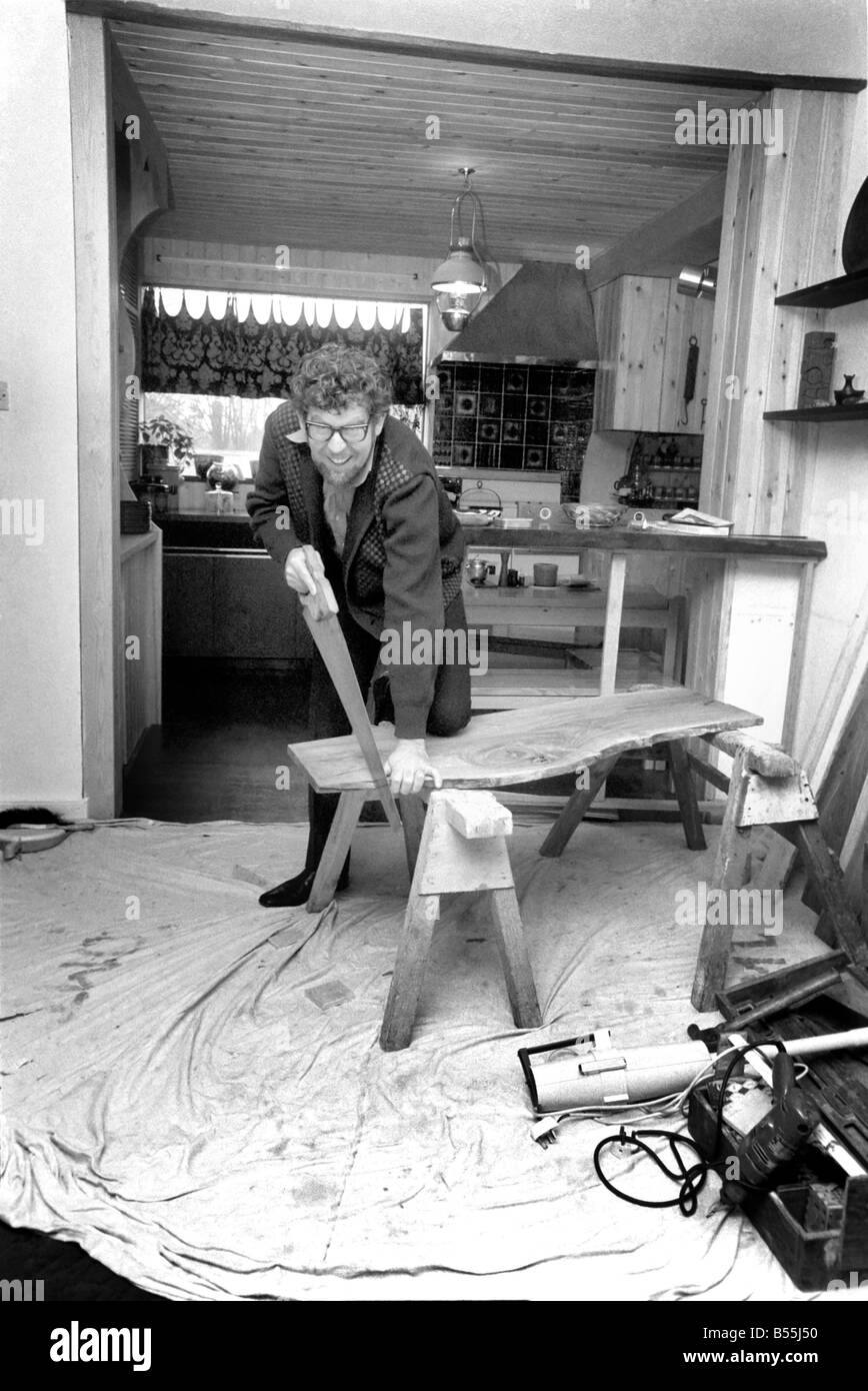 Il cantante Rolf Harris che vive in Sydenham, Kent, ha comprato la casa adiacente la propria terrazza moderna. Egli avrebbe deciso come Foto Stock