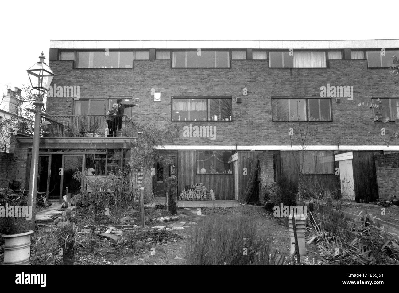 Il cantante Rolf Harris che vive in Sydenham, Kent, ha comprato la casa adiacente la propria terrazza moderna. Egli avrebbe deciso come Foto Stock