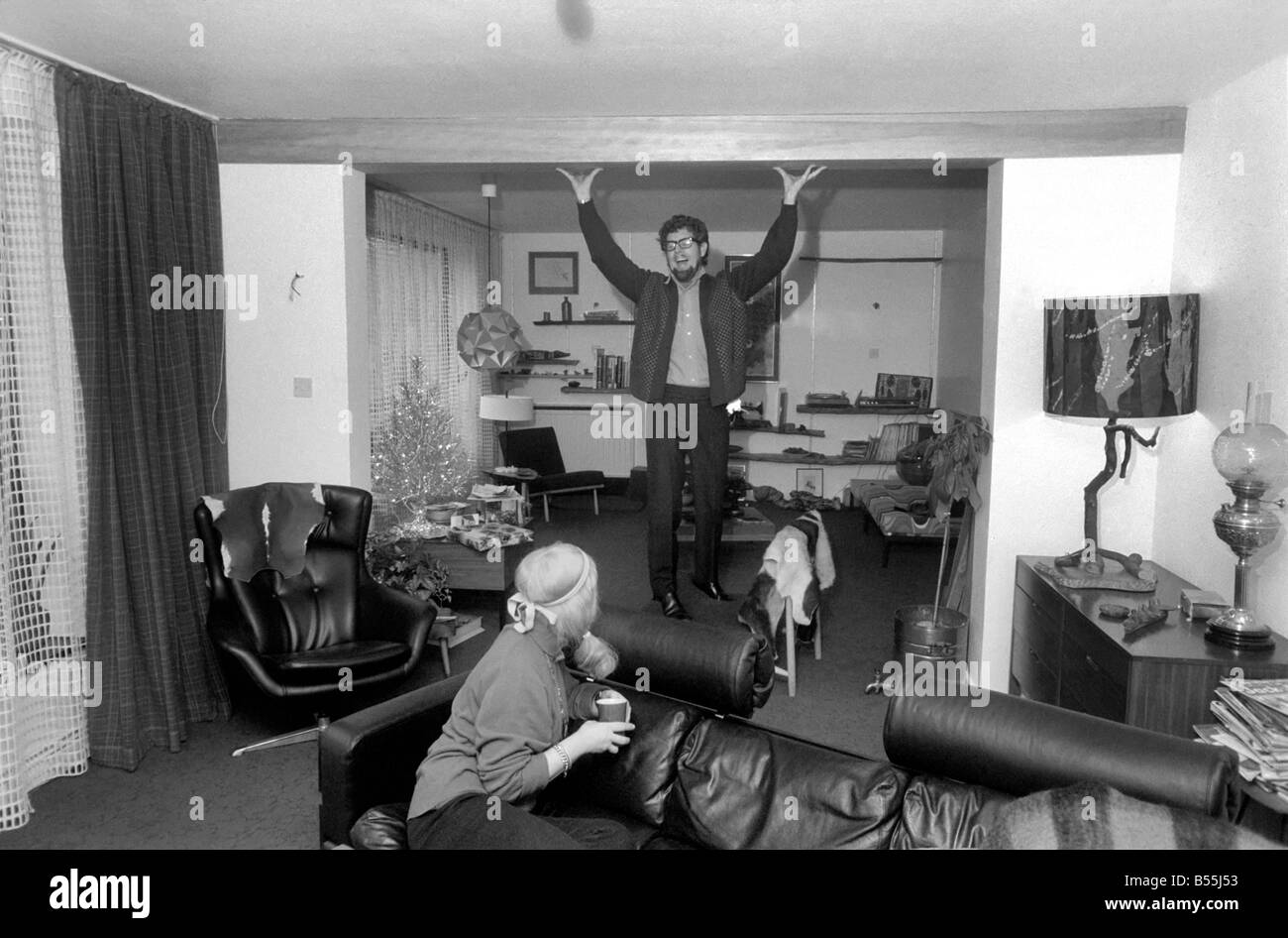 Il cantante Rolf Harris che vive in Sydenham, Kent, ha comprato la casa adiacente la propria terrazza moderna. Egli avrebbe deciso come Foto Stock