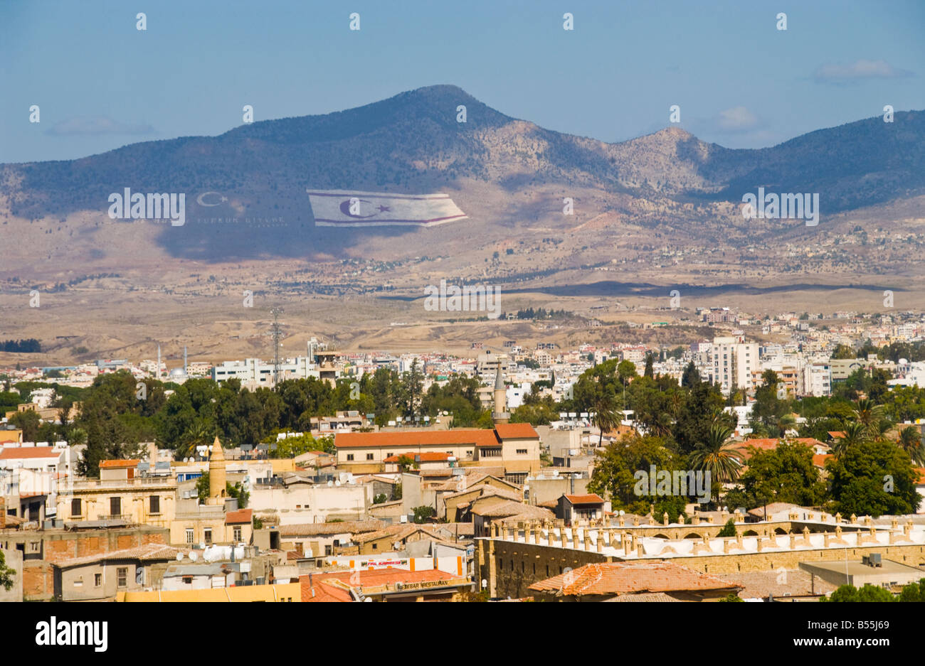Vista sulla città di Nicosia settentrionale Repubblica Turca di Cipro del Nord verso la bandiera turca in montagna Foto Stock