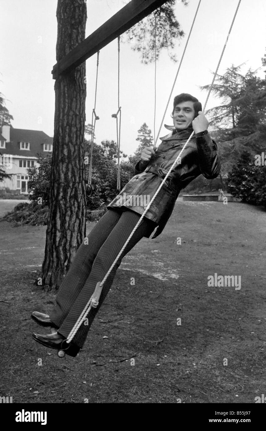 Engelbert Humperdinck è di nuovo a casa a San Gerorge 'Hill', Weybridge giocando sulle altalene al fondo del giardino. Dicembre 1969 Foto Stock