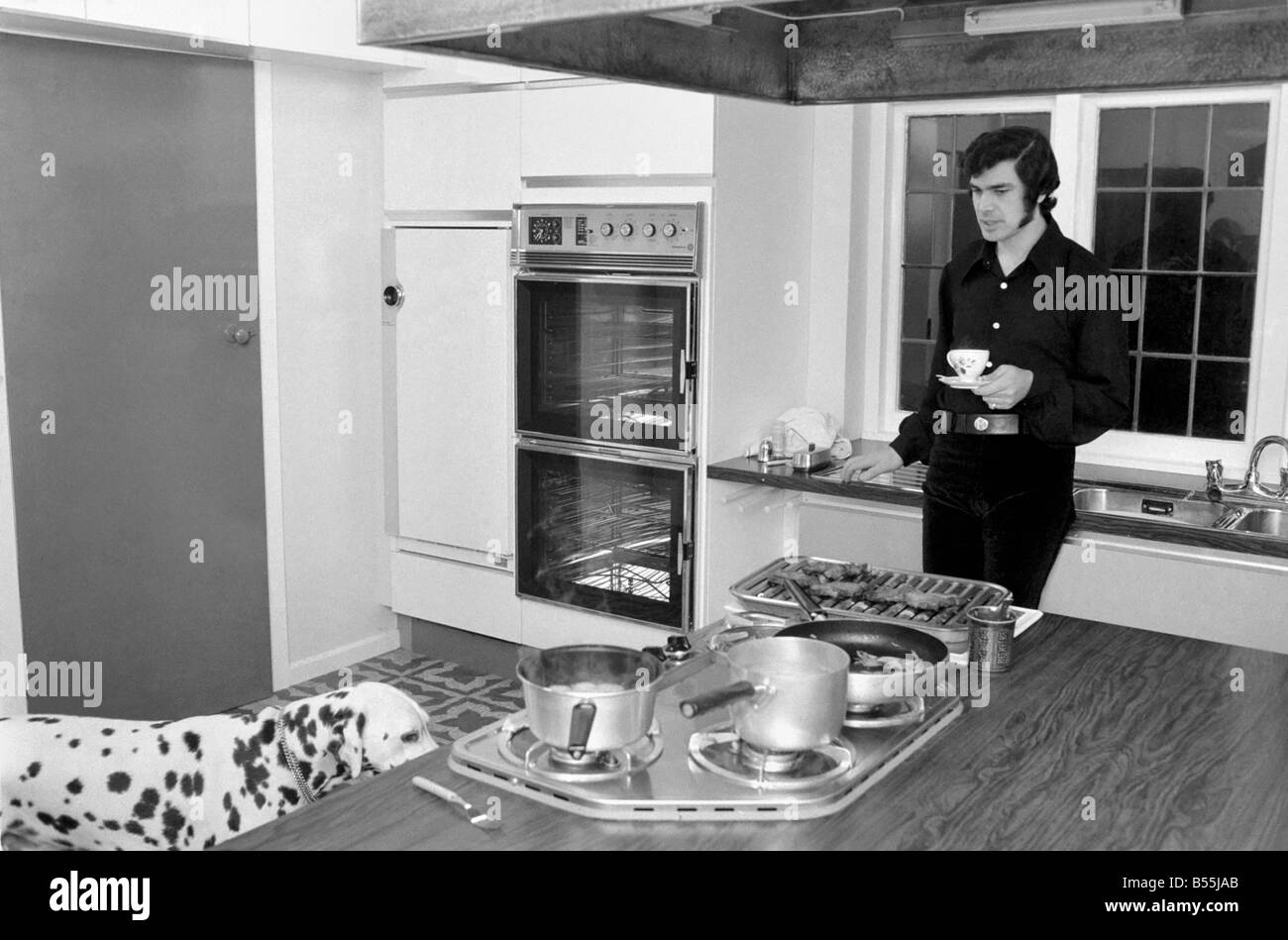 Engelbert Humperdinck è di nuovo a casa a San Gerorge 'Hill', Weybridge Engelbert con il suo cane in cucina. Dicembre 1969 Foto Stock