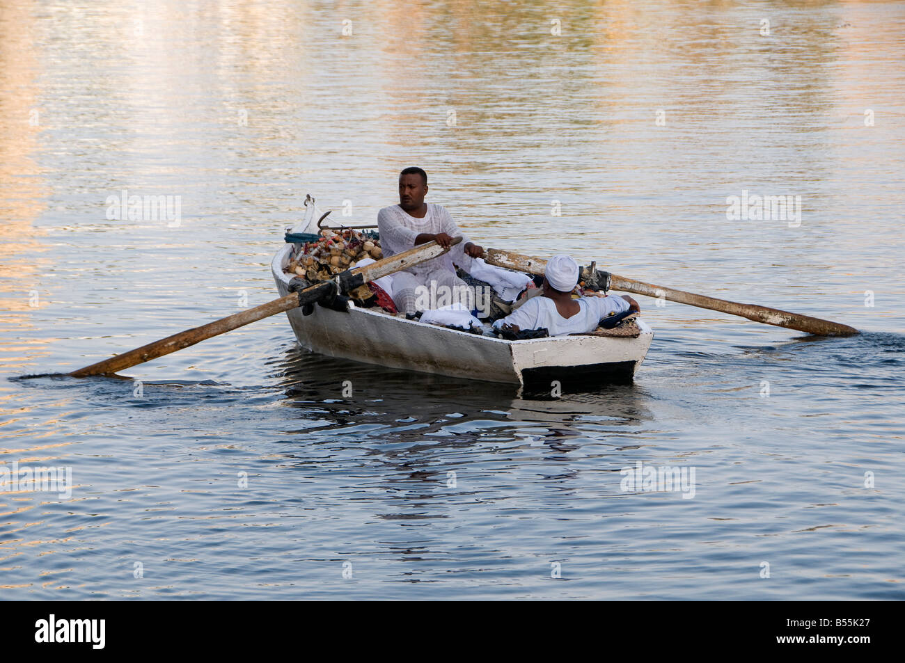 Uomini egiziano canottaggio sul fiume Nilo vicino a Aswan Egitto meridionale Foto Stock