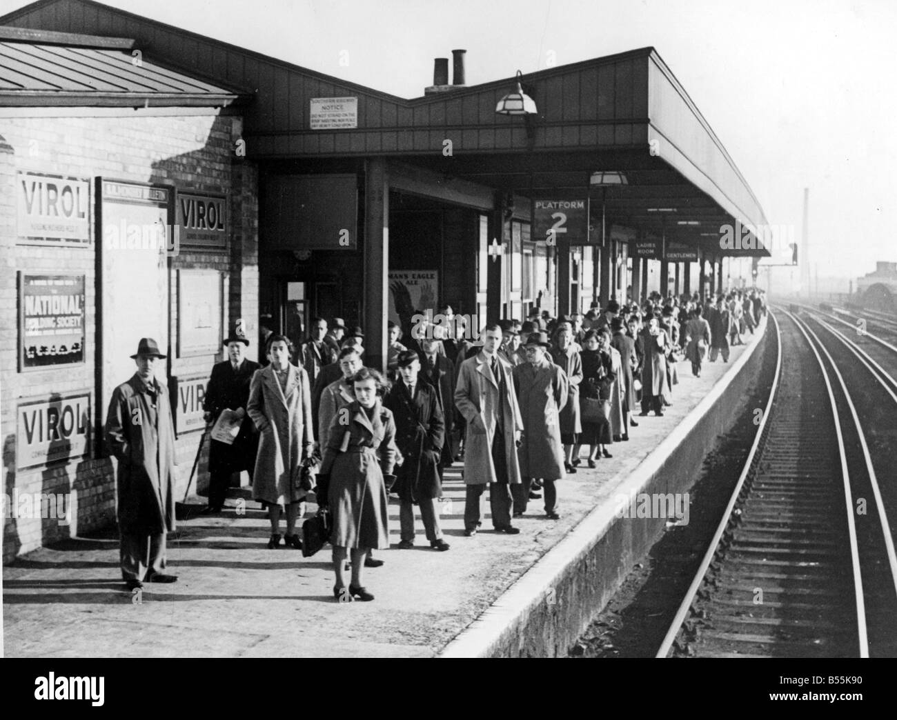 I passeggeri in attesa del treno durante la mattina business rush, Ferrovia Meridionale, visto dal driver cabs. c.1950. Ferrovie in inglese.;P044396 Foto Stock