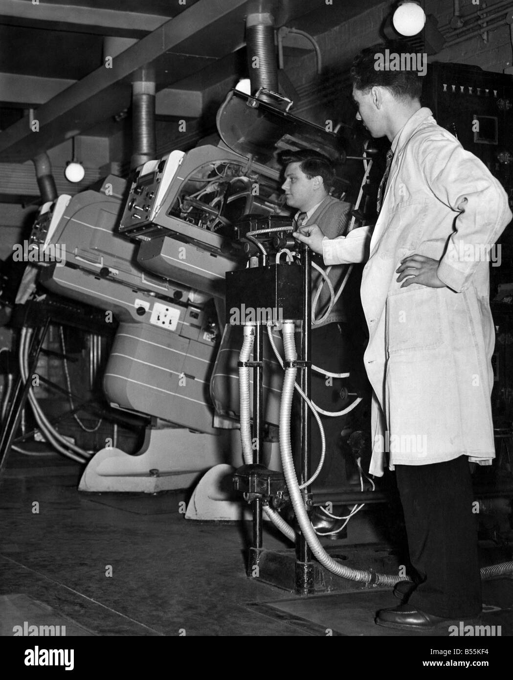 La sala di proiezione al cinema Gaumont. Febbraio 1954 P009528 Foto Stock