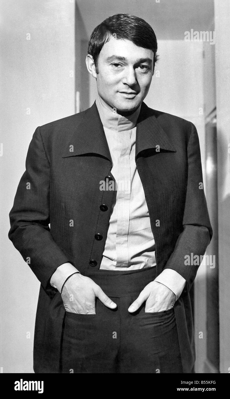 Vidal Sasson in un vestito su misura per lui da Michael San Giovanni. Aprile 1968 P009677 Foto Stock
