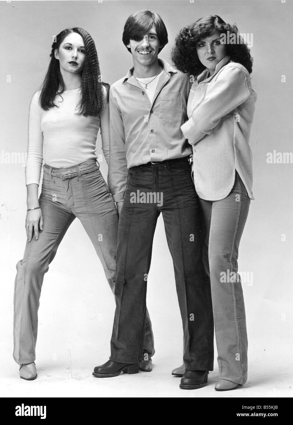 Tre modelli giovani sportivi i più recenti cordoroy pantaloni Foto Stock