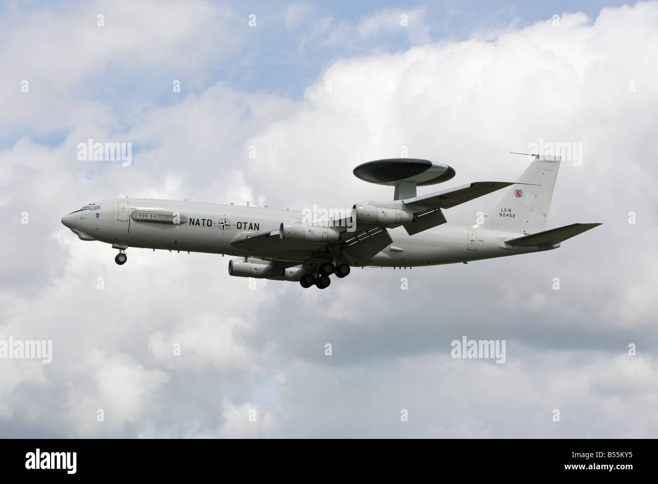Una NATO/OTAN Boeing E3 Sentry sull approccio finale di sbarco Foto Stock
