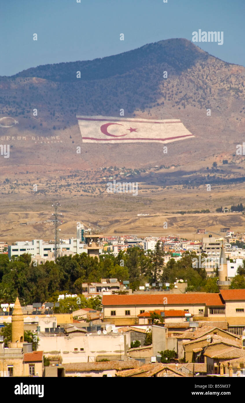 Vista sulla città di Nicosia settentrionale Repubblica Turca di Cipro del Nord verso la bandiera turca in montagna Foto Stock