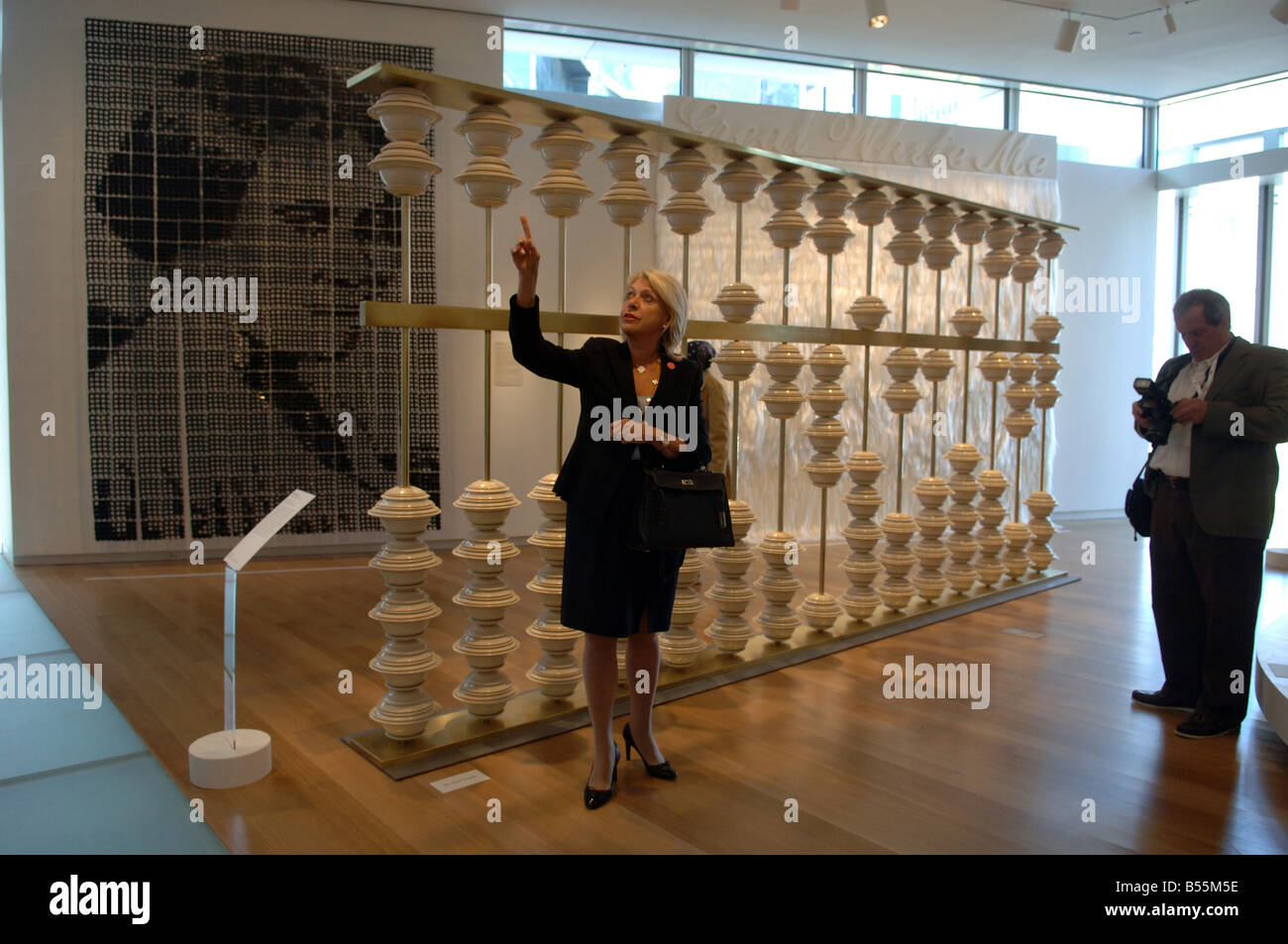 Il Museo delle Arti e Design si apre a Columbus Circle in esecuzione i numeri 2008 da Thomas Glassford Foto Stock