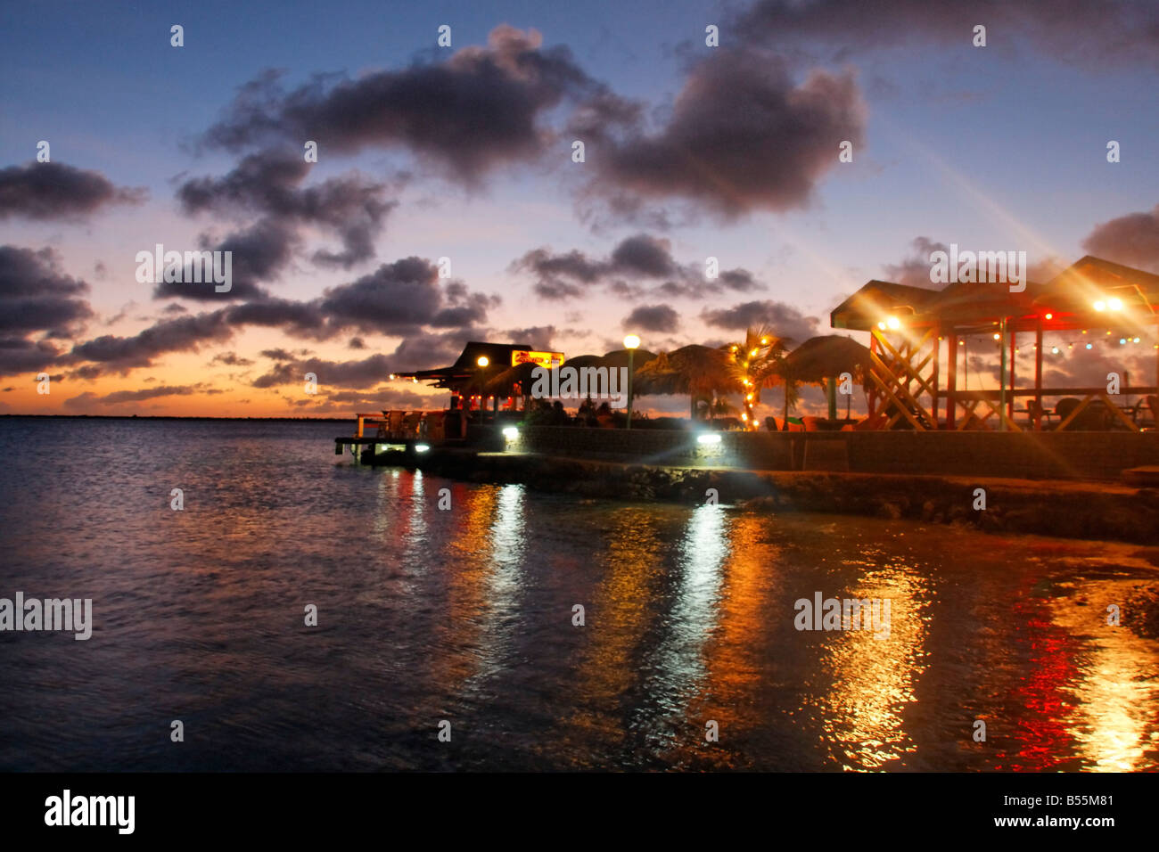 West Indies Bonaire Kralendijk bar sulla spiaggia al tramonto Foto Stock