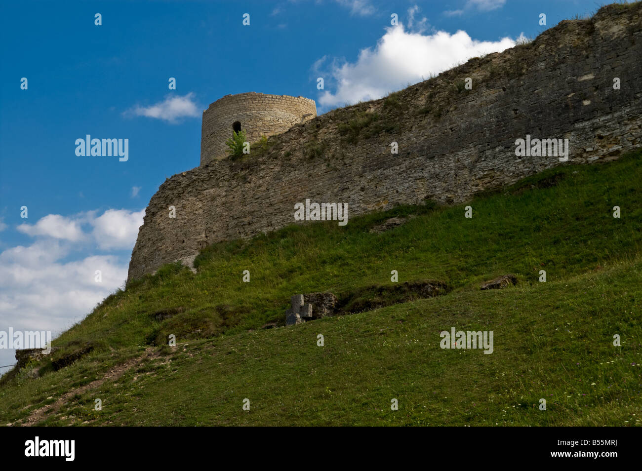 Inattaccabile mura della fortezza Izborsk (Russia) Foto Stock