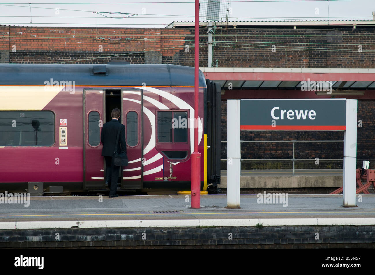 In attesa del treno in corrispondenza alla stazione ferroviaria di Crewe platform Foto Stock