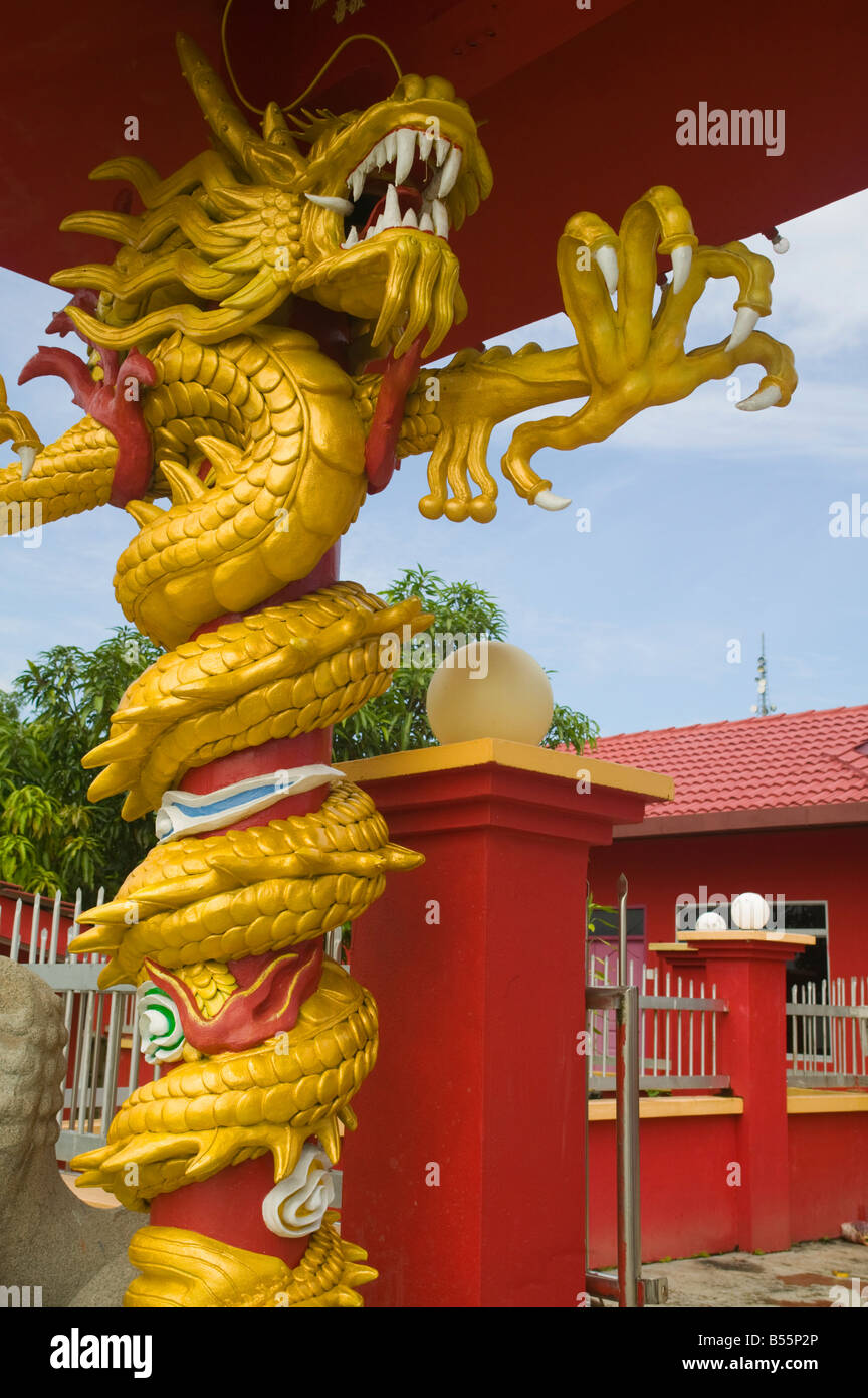 Un pilastro scolpito come un drago all'ingresso di un tempio cinese in Kanowit Sarawak Malaysia Foto Stock
