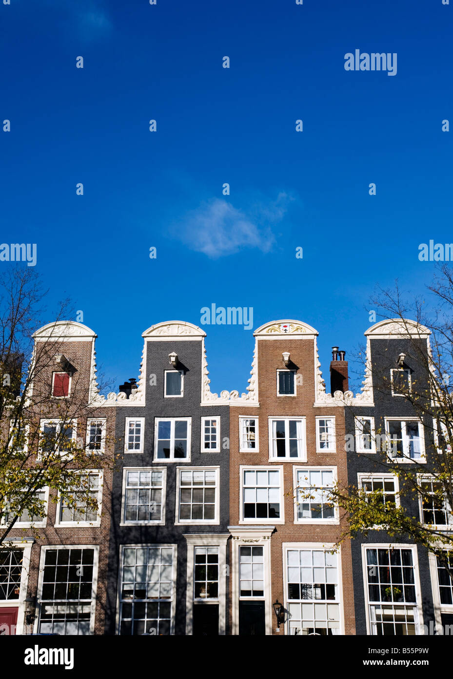 Dettaglio dei caratteristici tetti a spiovente sulle vecchie case storiche in Amsterdam Paesi Bassi 2008 Foto Stock
