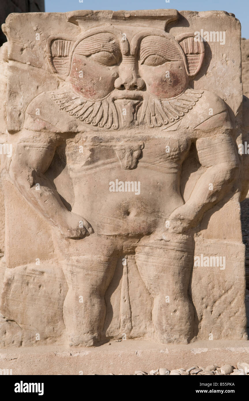 Rilievo di dio Bes risalente al periodo tolemaico-romano nel piazzale del tempio di Hathor a Dendera o Dendara nella provincia di Qena Egitto Foto Stock