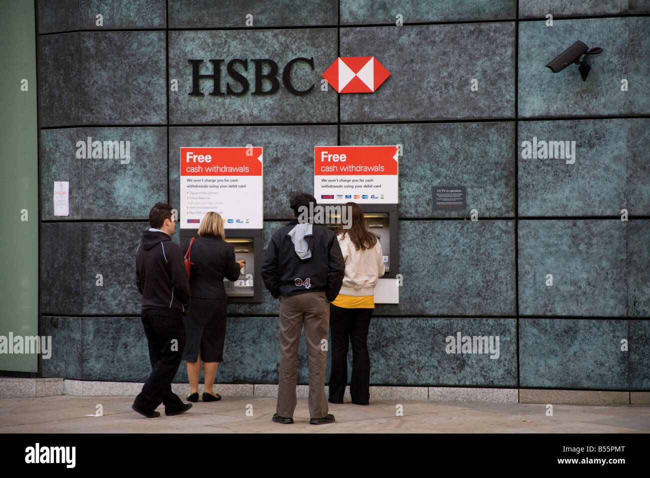 La gente in coda presso HSBC, sportello bancomat Foto Stock