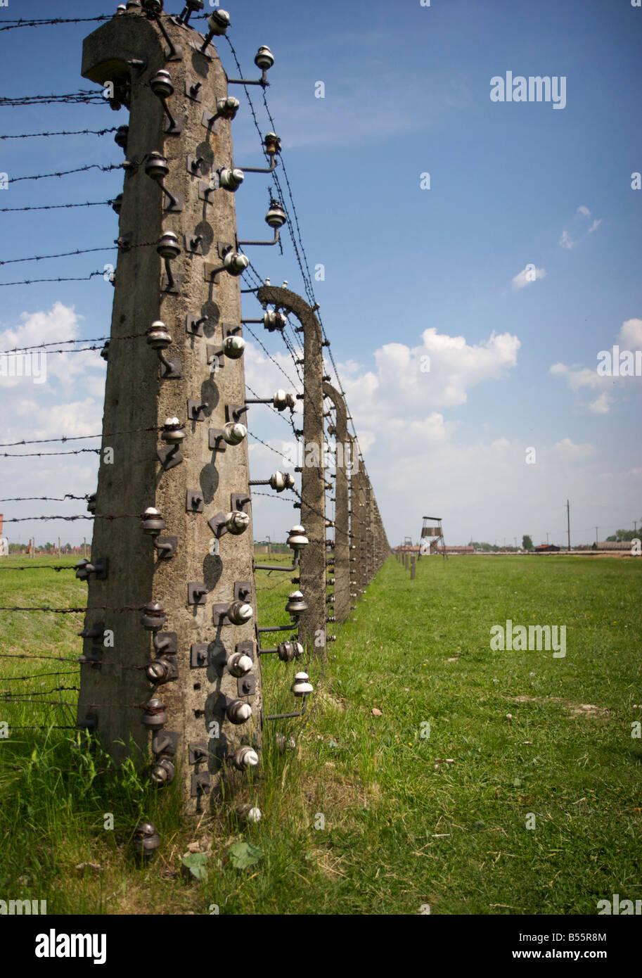 Il montante d'angolo di alta tensione del filo spinato recinto elettrico nell'ex campo di concentramento di Auschwitz II (Birkenau) Foto Stock