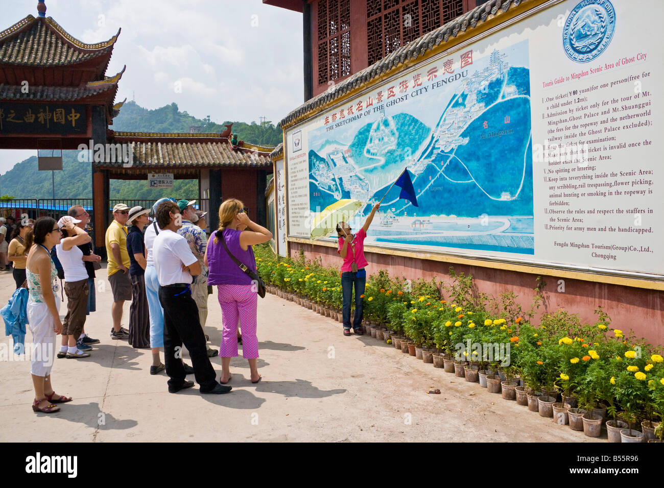 Turisti e guida in corrispondenza della grande mappa all'ingresso alla città fantasma Fengdu sul fiume Yangzi Cina JMH3350 Foto Stock