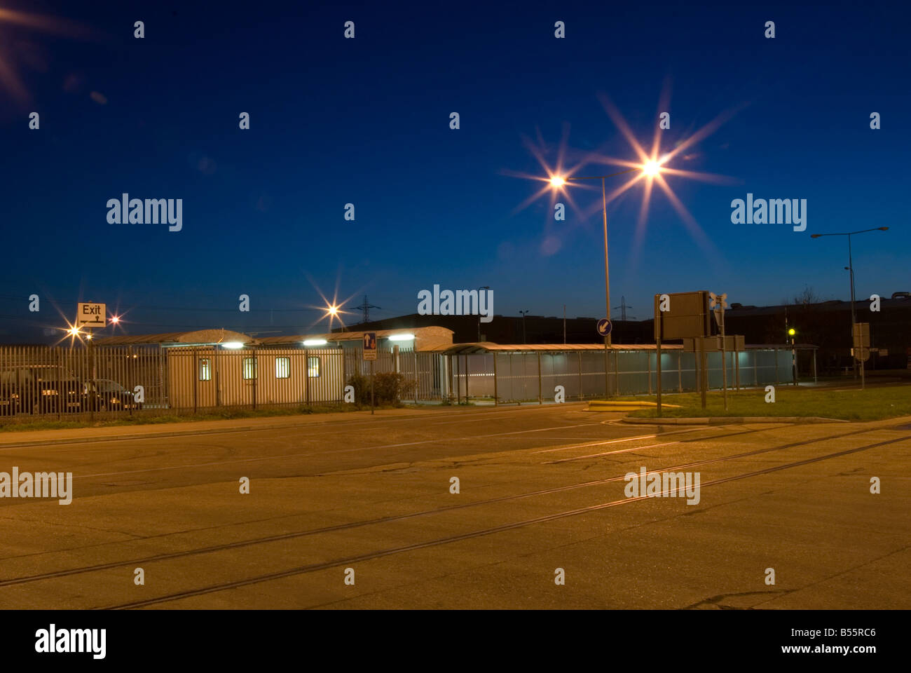 Una vista di fronte di un cantiere di dock di Southampton all'alba con luci di strada l'illuminazione del cortile Foto Stock