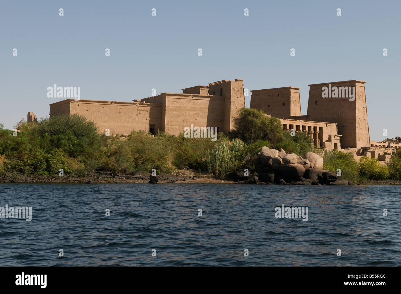 Il tempio di Iside di Philae in corrispondenza della sua posizione corrente sulla isola di Agilkia nel serbatoio della vecchia diga di Assuan lungo il fiume Nilo in Egitto meridionale Foto Stock