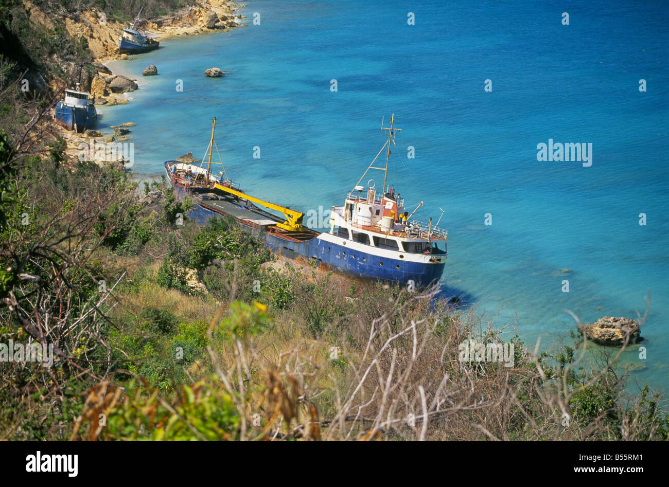 Danneggiato barche da pesca spazzato sulla spiaggia dall uragano Luis in 1995, Anguilla, Leeward Islands. Foto Stock