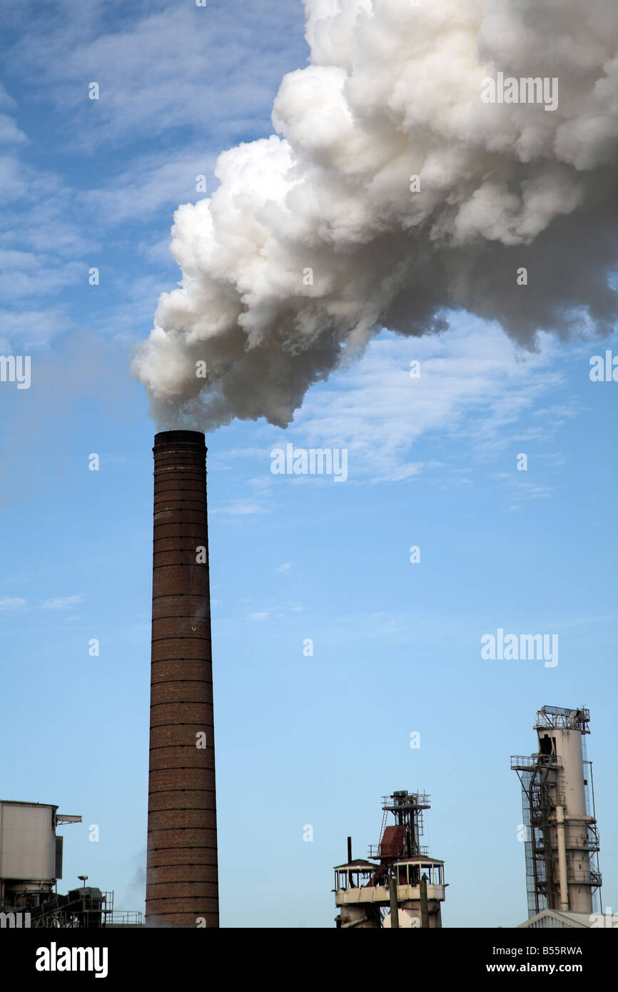 Il vapore fumo che sale dal camino della barbabietola da zucchero di fabbrica Bury St Edmunds Suffolk in Inghilterra Foto Stock