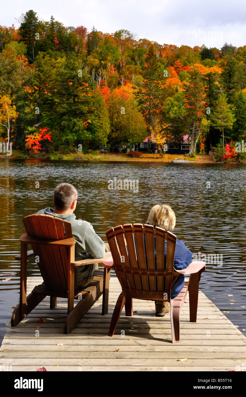 Giovane rilassante su un lago Foto Stock