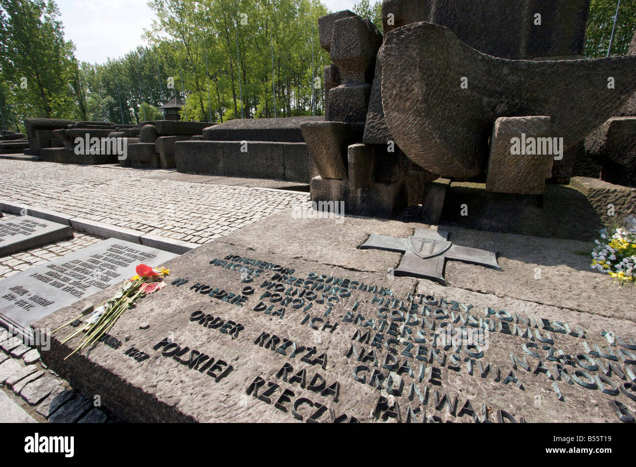 Una lapide commemorativa di fronte ad un monumento in memoria dell'ex campo di concentramento di Auschwitz II (Birkenau) Foto Stock