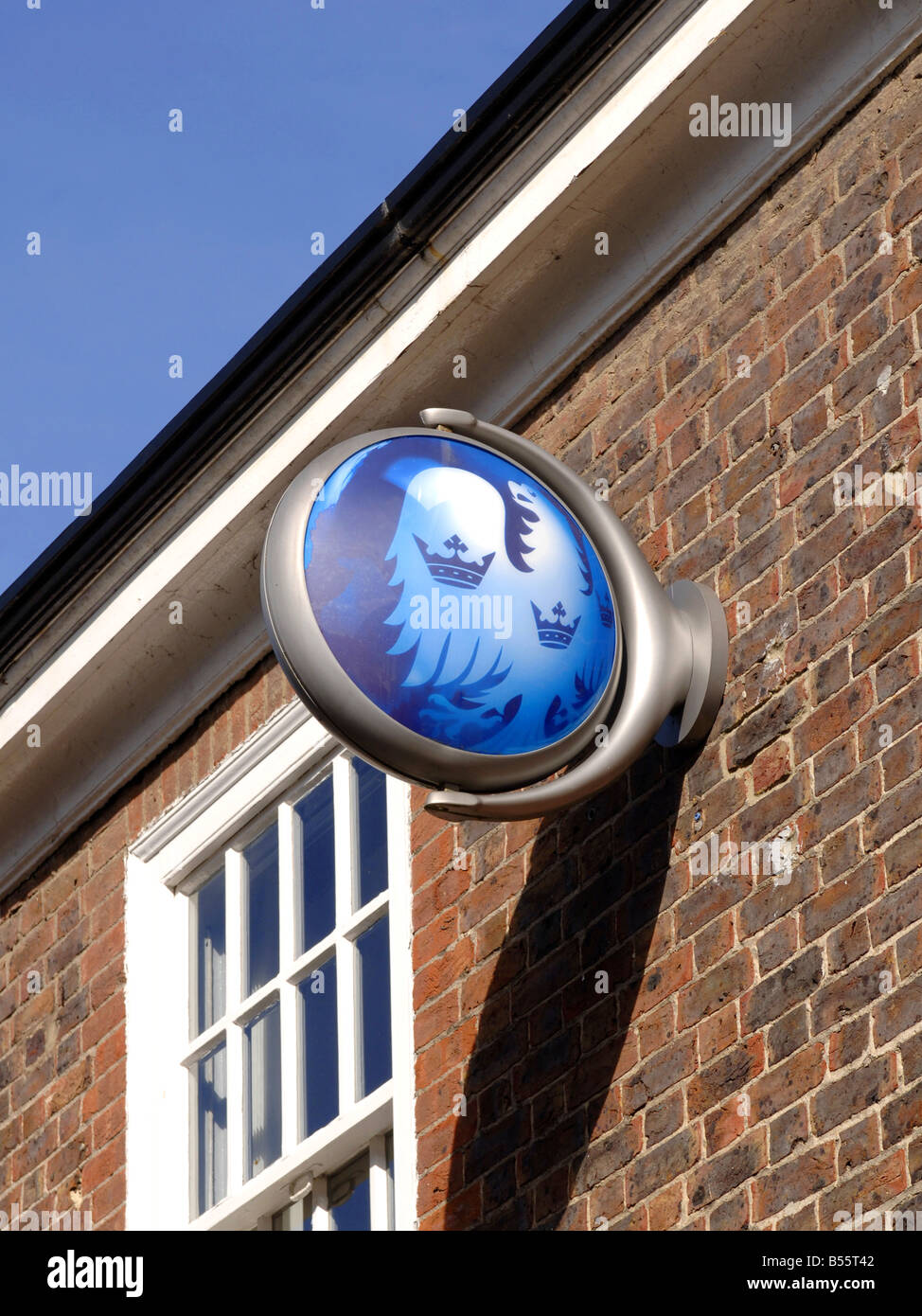 Barclays Bank logo al di fuori di una succursale in Dorset Regno Unito Foto Stock