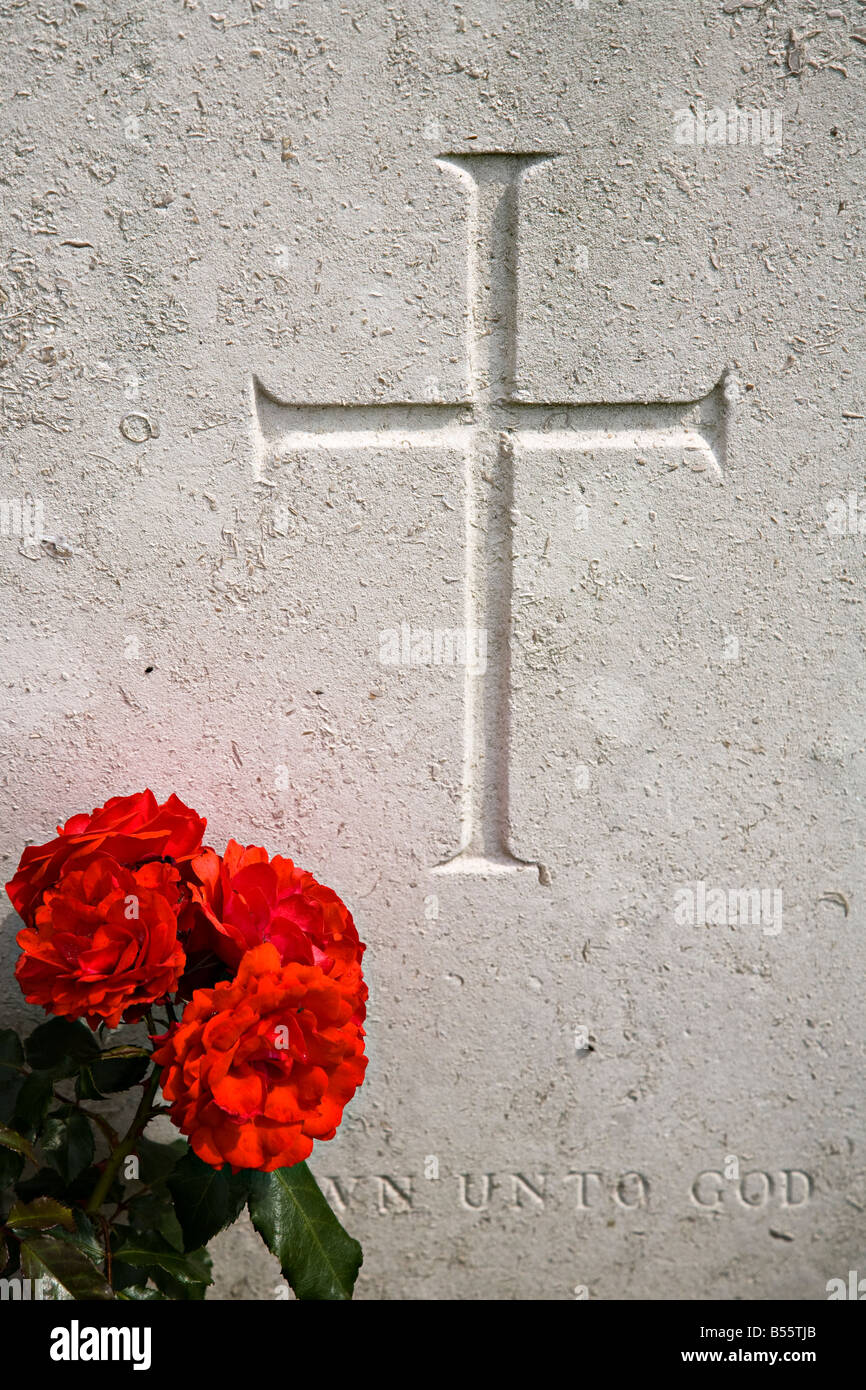 Croce su Unknown Soldier lapide con note a Dio e di iscrizione red rose Tyne Cot British War Memorial Cemetery Belgio Foto Stock