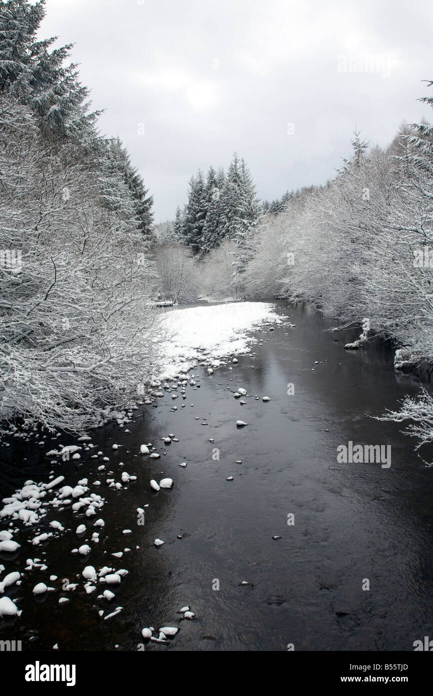 Coperta di neve Taf Fawr sopra Llwyn su serbatoio Foto Stock