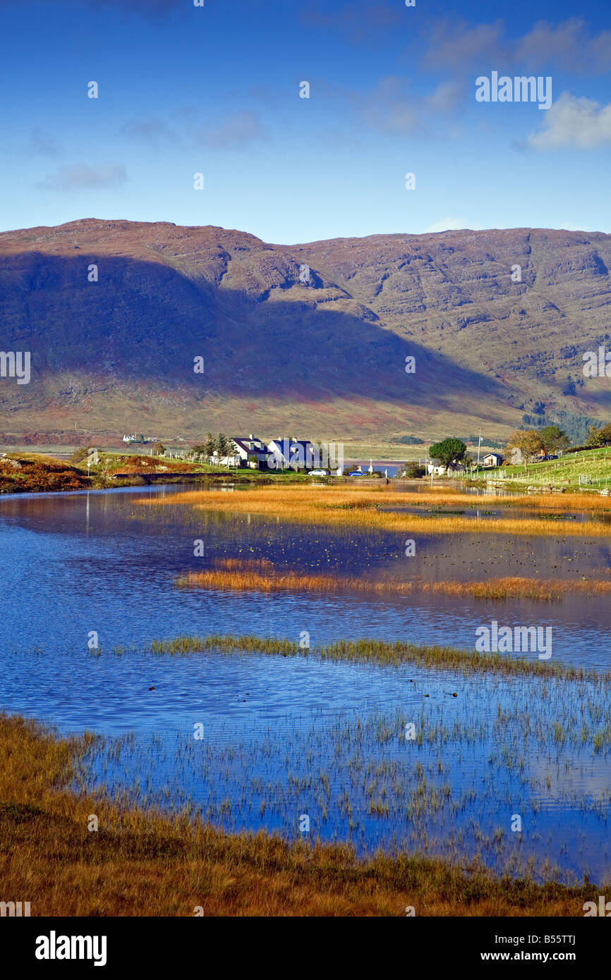 Vista sul Loch un Mhuilinn a Milltown vicino Applecross, Highlands scozzesi, Wester Ross Regno Unito Regno Unito Regno Unito Foto Stock