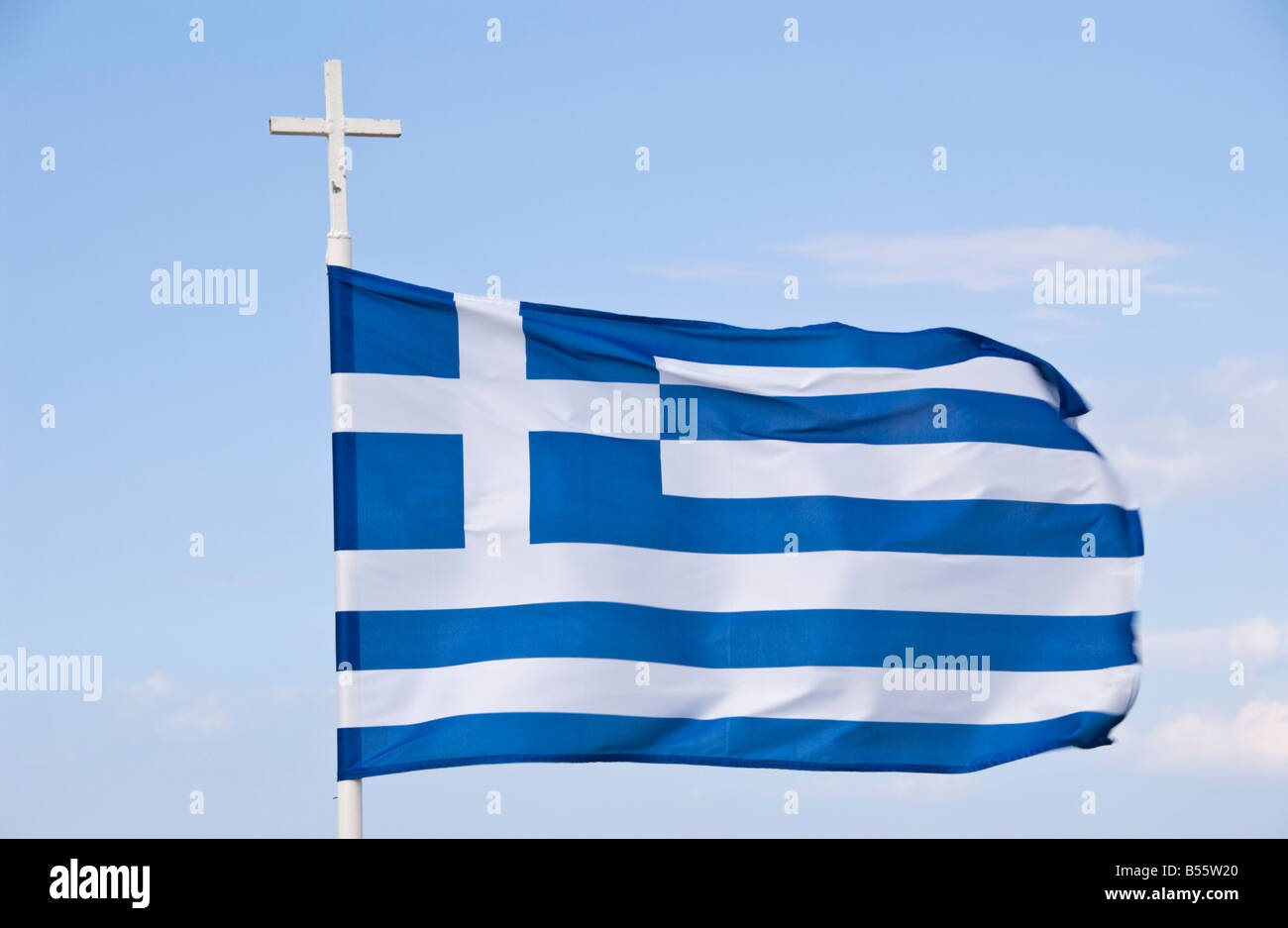 Bandiera Greca sorvolano Protaras sull'isola del Mediterraneo orientale di Cipro UE Foto Stock