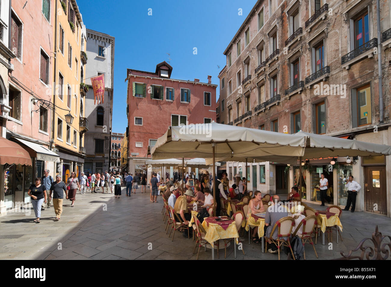 Ristorante in Campo San Bartolomeo nel quartiere di San Marco, Venezia, Veneto, Italia Foto Stock