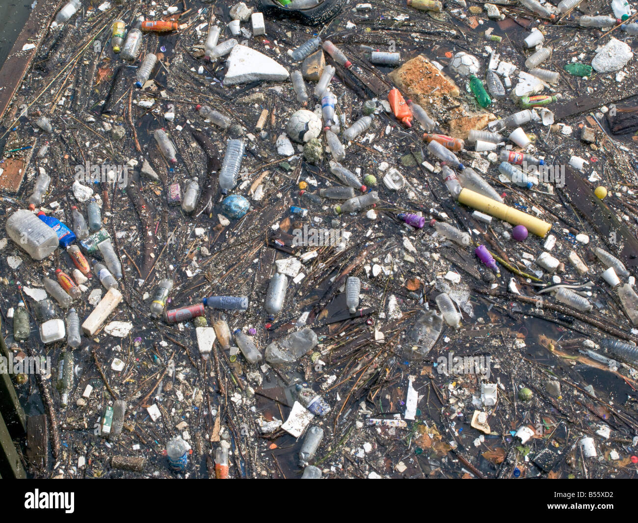 Regno Unito. Rifiuti e inquinamento vicino bacino Limehouse dal fiume Thames, London.Foto © Julio Etchart Foto Stock