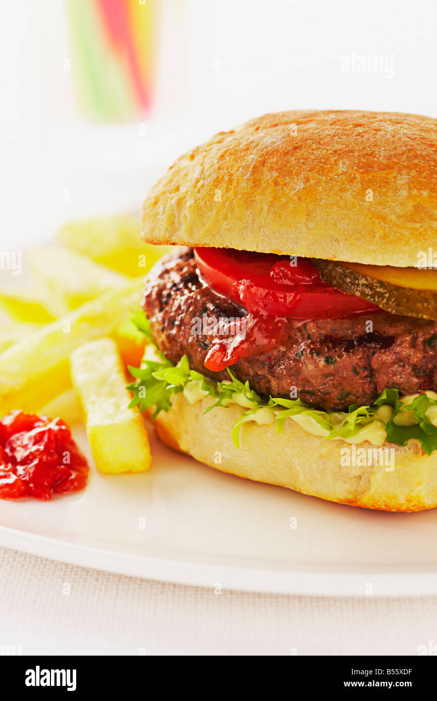 Hamburger di manzo in una ciabatta Roll con chip Foto Stock