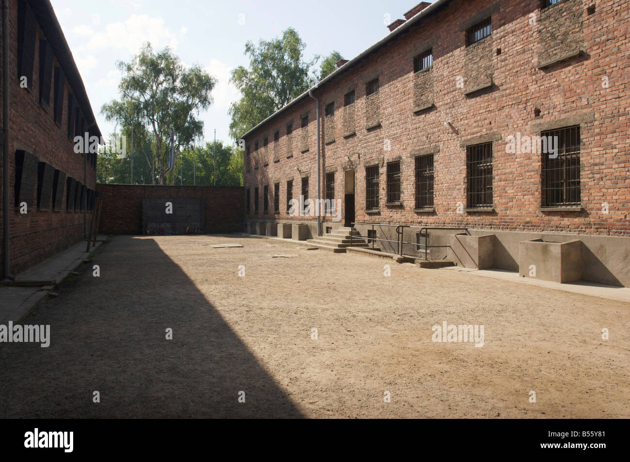 Cortile interno del carcere di blocco con il cosiddetto 'Death Wall' nell'ex campo di concentramento di Auschwitz ho Foto Stock